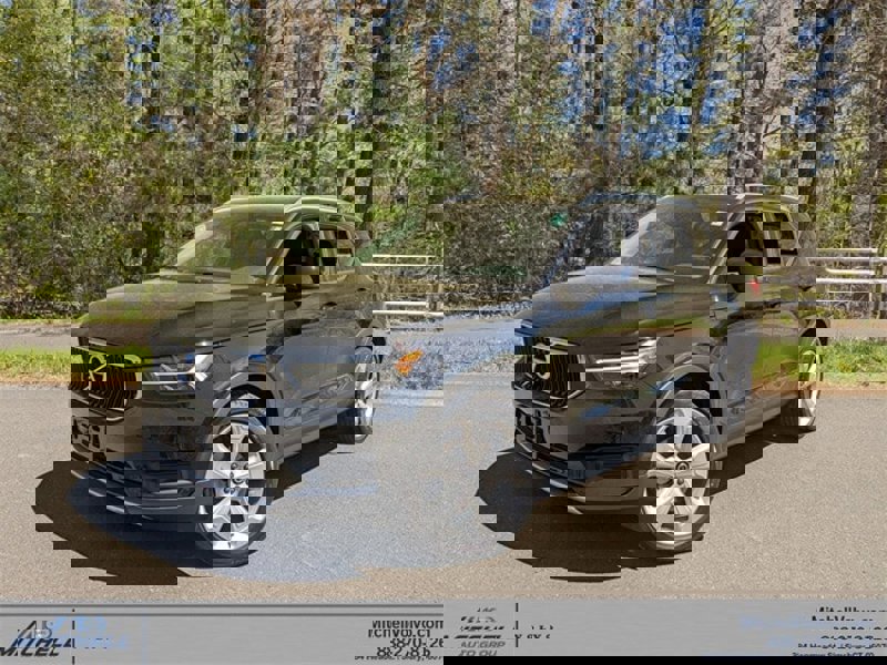 Certified 2022 Volvo XC40 T5 Momentum image 1
