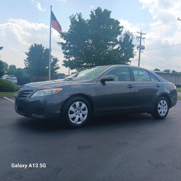 Used 2010 Toyota Camry LE image 1
