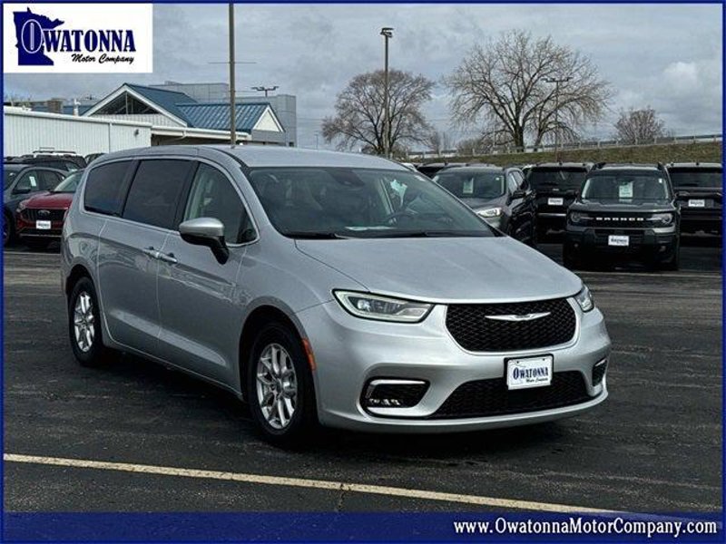 Certified 2023 Chrysler Pacifica Touring-L image 1