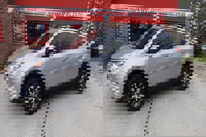 Used 2018 Toyota RAV4 XLE image 1