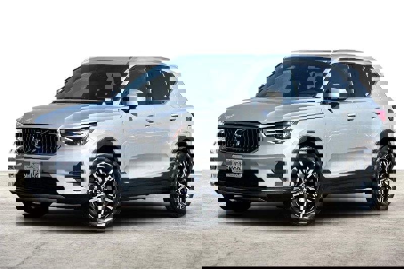 Certified 2025 Volvo XC40 B5 Core image 1