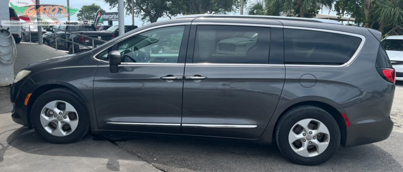 Used 2017 Chrysler Pacifica Touring-L Plus w/ Advanced Safetytec Group image 1