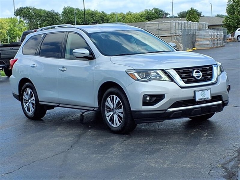Used 2019 Nissan Pathfinder SV image 1