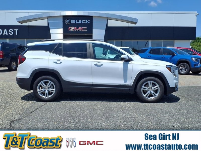 Certified 2022 GMC Terrain SLE w/ Driver Convenience Package image 1