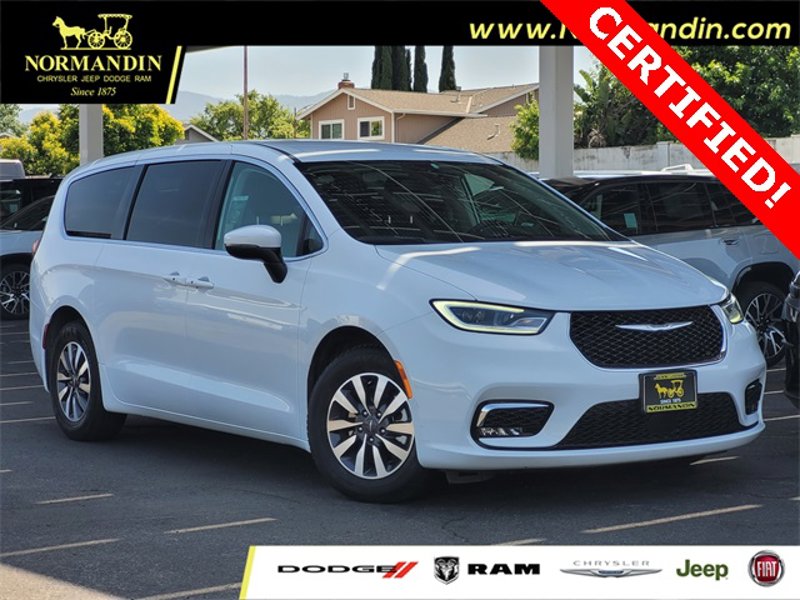 Certified 2023 Chrysler Pacifica Touring-L image 1