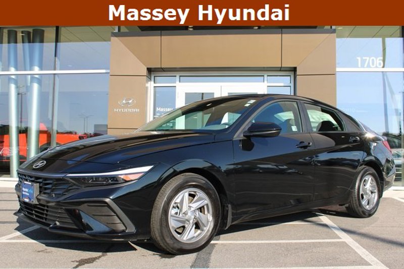 Certified 2025 Hyundai Elantra SE image 1