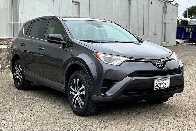 Used 2018 Toyota RAV4 LE image 1