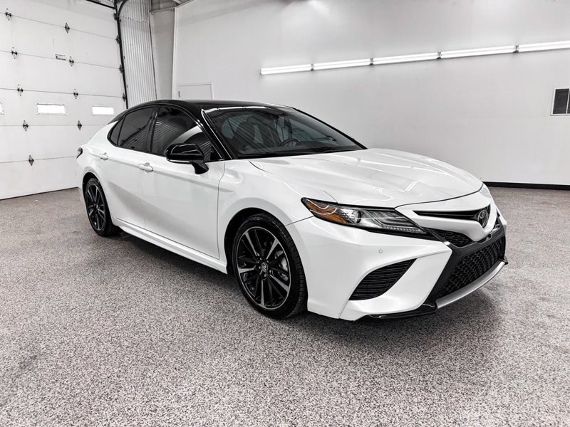 Used 2018 Toyota Camry XSE image 1