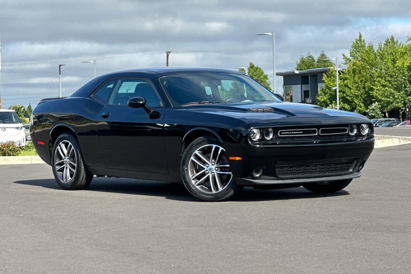 Used 2019 Dodge Challenger SXT image 1
