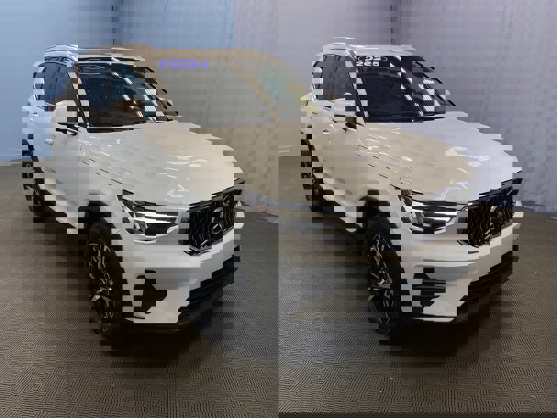 Certified 2025 Volvo XC40 B5 Core image 1