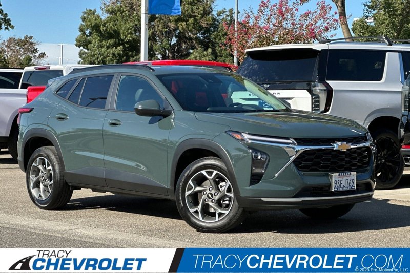 Used 2025 Chevrolet Trax LT w/ Driver Confidence Package image 1