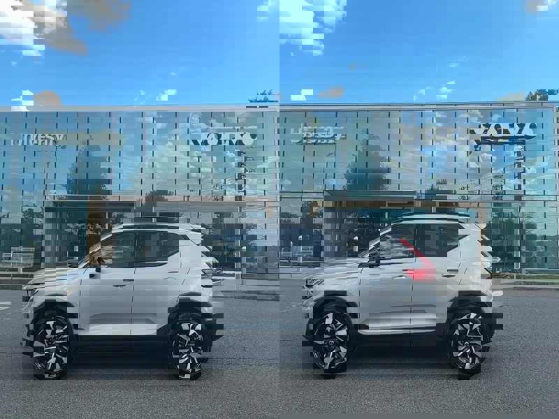 Certified 2025 Volvo XC40 B5 Plus image 1