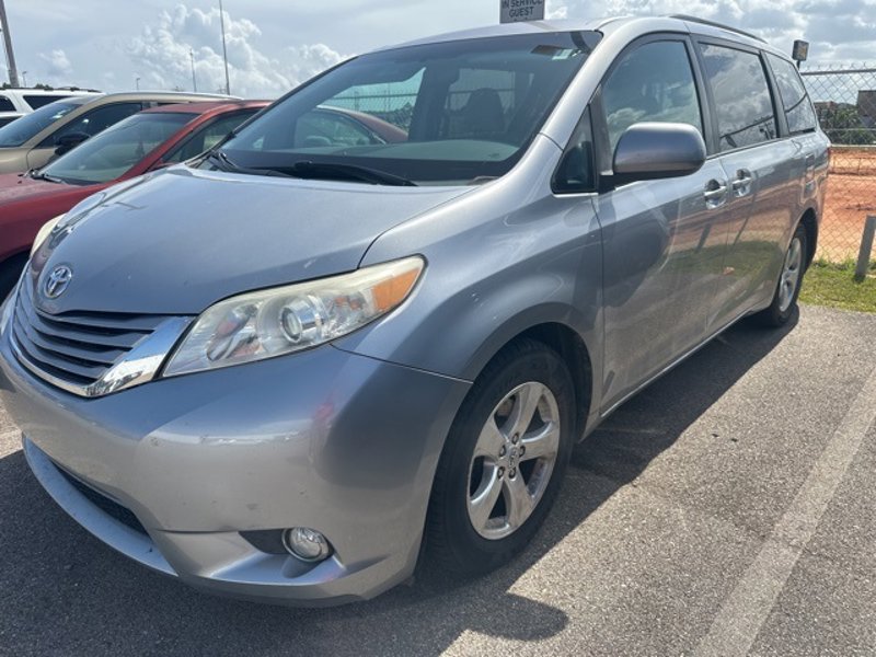 Used 2015 Toyota Sienna LE image 1