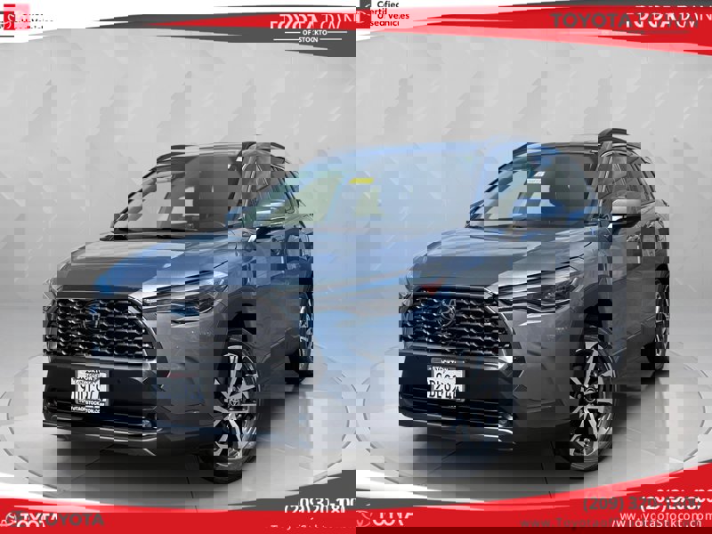 Certified 2022 Toyota Corolla Cross XLE image 1