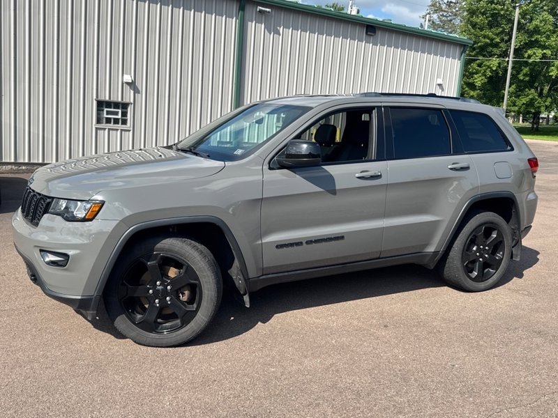 Used 2019 Jeep Grand Cherokee Laredo image 1