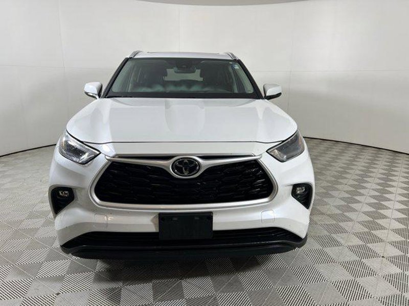 Certified 2022 Toyota Highlander XLE image 1