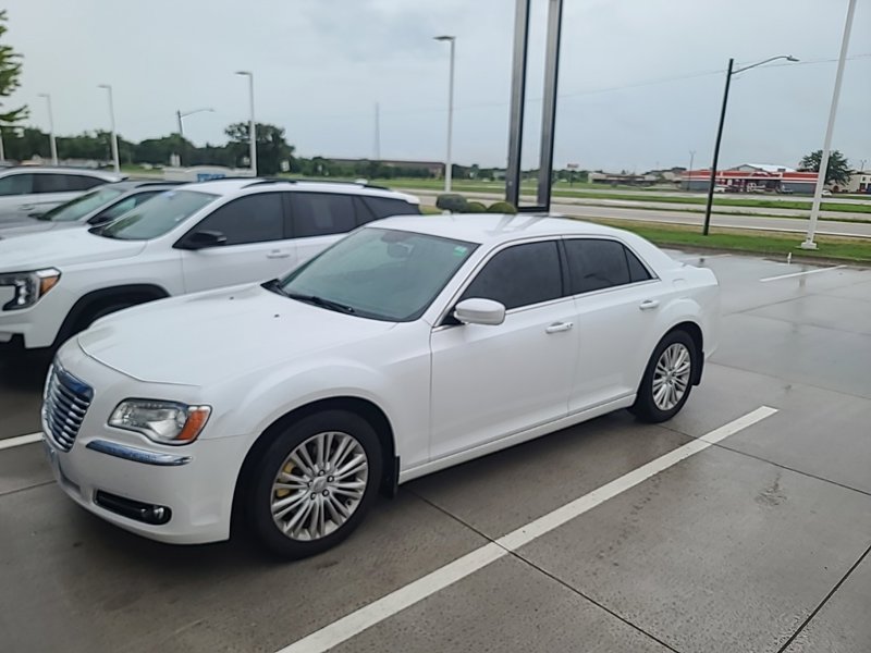Used 2014 Chrysler 300 AWD w/ Driver Convenience Group image 1