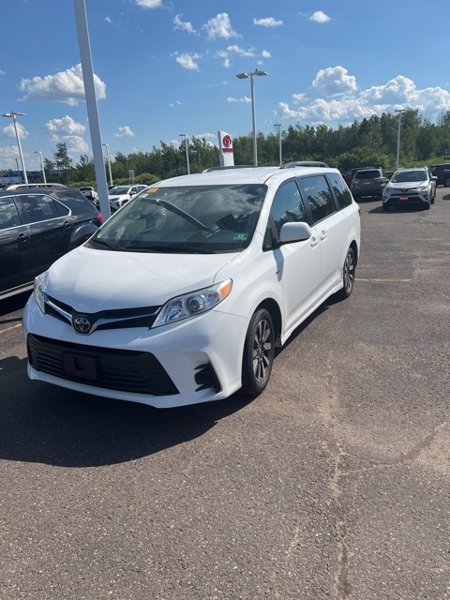 Certified 2018 Toyota Sienna LE image 1