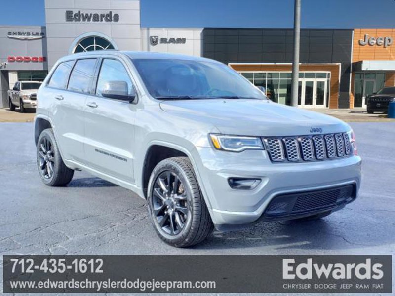 Certified 2022 Jeep Grand Cherokee Laredo X image 1