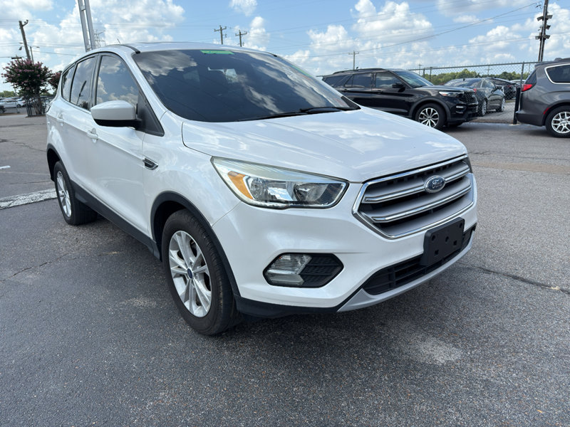 Used 2017 Ford Escape SE image 1