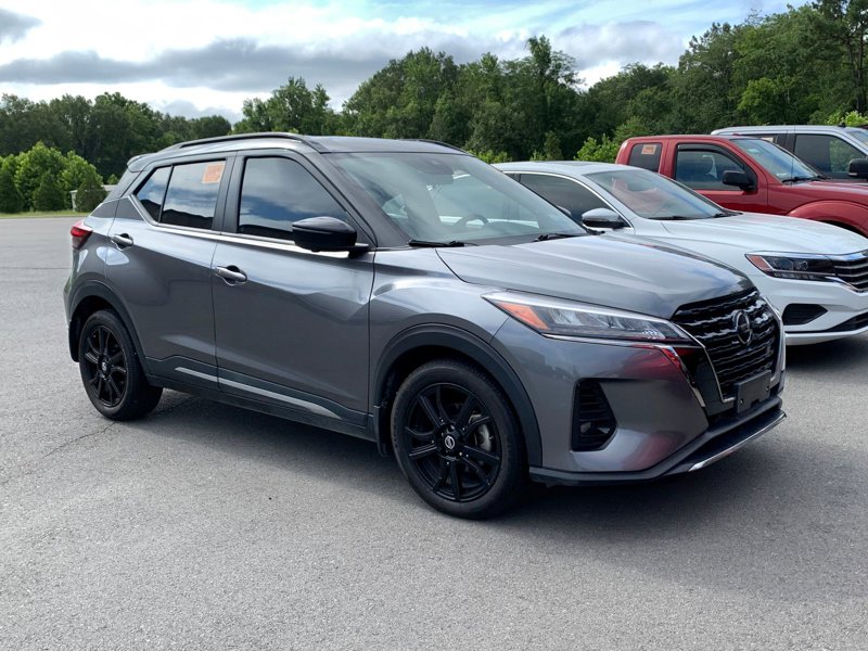 Used 2021 Nissan Kicks SR image 1