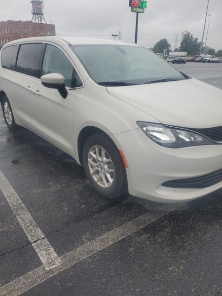 Used 2017 Chrysler Pacifica Touring image 1