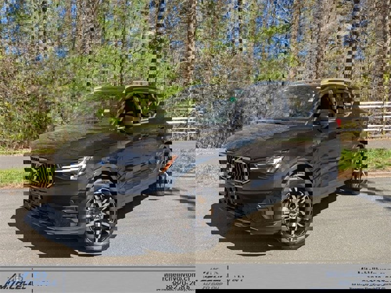 Certified 2025 Volvo XC40 B5 Core image 1