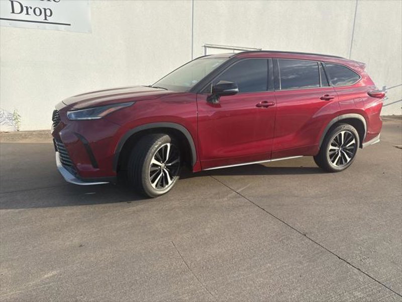 Certified 2022 Toyota Highlander XSE image 1