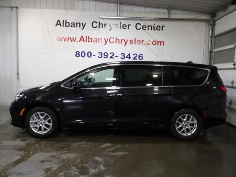 Certified 2023 Chrysler Pacifica Touring-L image 1