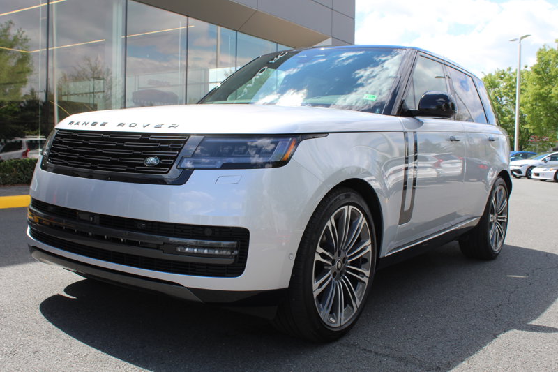 Certified 2025 Land Rover Range Rover SE image 1