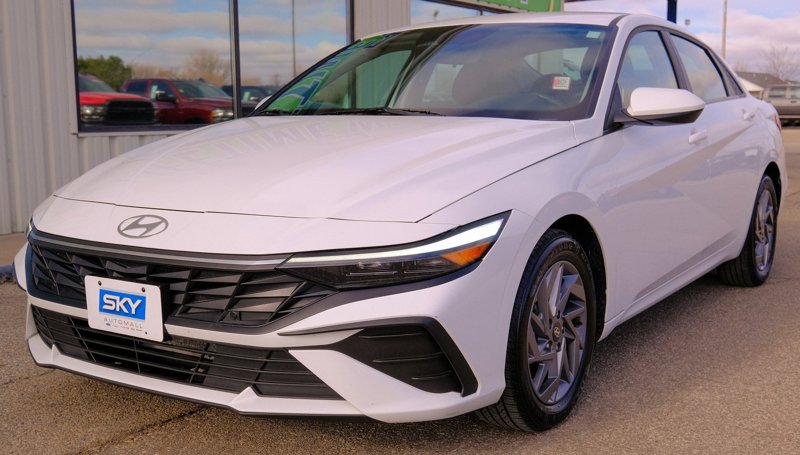Used 2024 Hyundai Elantra SEL image 1