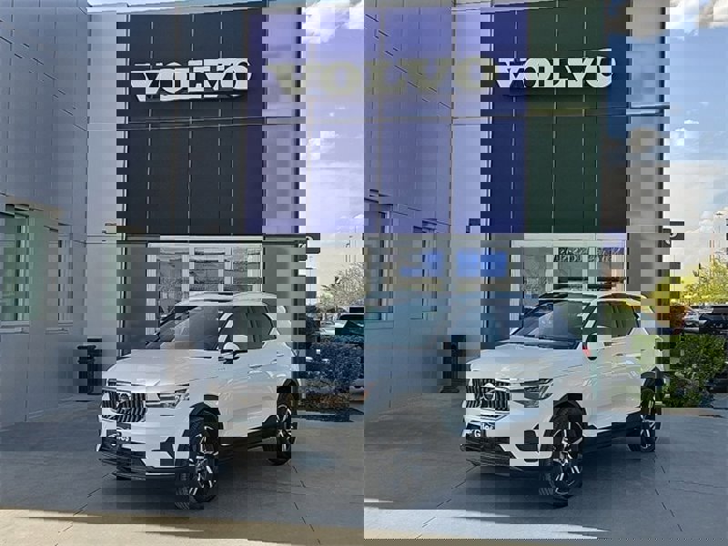 Certified 2025 Volvo XC40 B5 Core image 1