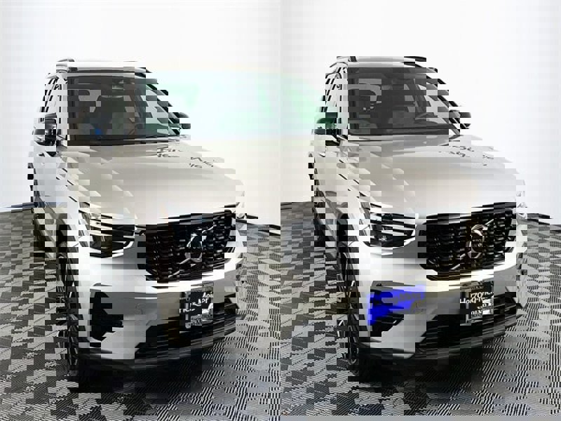 Certified 2024 Volvo XC40 B5 Core image 1