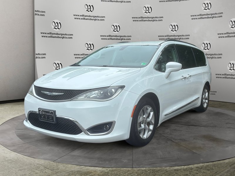 Used 2017 Chrysler Pacifica Touring-L w/ Tire & Wheel Group image 1