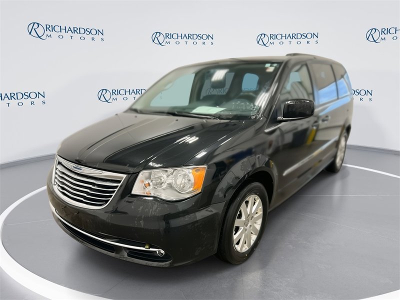 Used 2015 Chrysler Town & Country Touring image 1