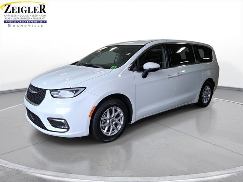 Certified 2023 Chrysler Pacifica Touring-L image 1