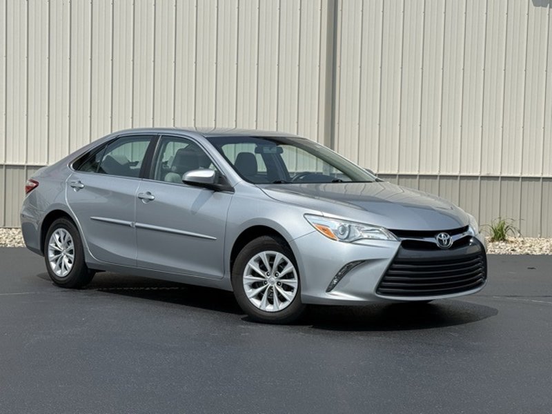 Used 2016 Toyota Camry SE image 1
