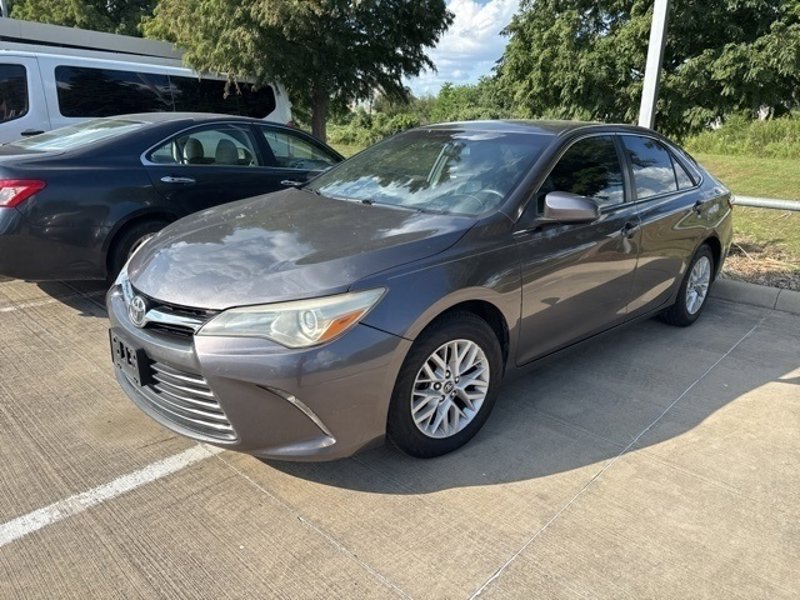 Used 2016 Toyota Camry LE image 1