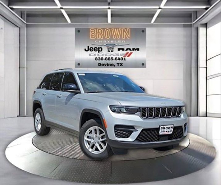 Certified 2024 Jeep Grand Cherokee Laredo X image 1