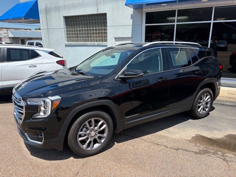 Certified 2024 GMC Terrain SLT w/ Infotainment Package II image 1