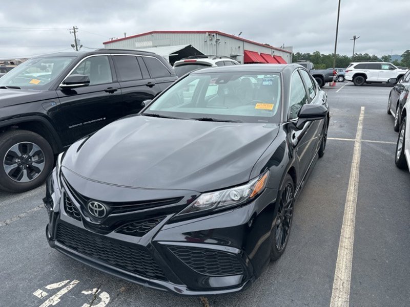 Used 2021 Toyota Camry SE image 1