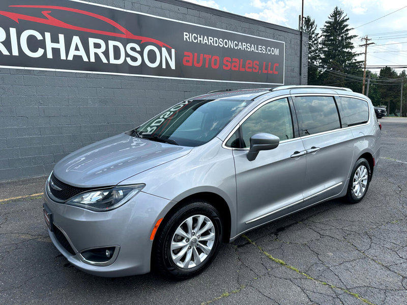 Used 2018 Chrysler Pacifica Touring-L image 1