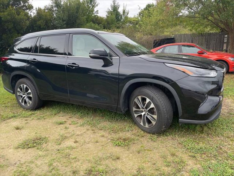 Certified 2022 Toyota Highlander XLE image 1