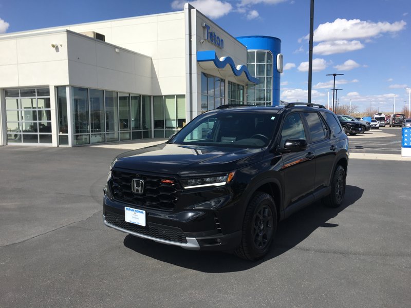 Certified 2025 Honda Pilot TrailSport image 1
