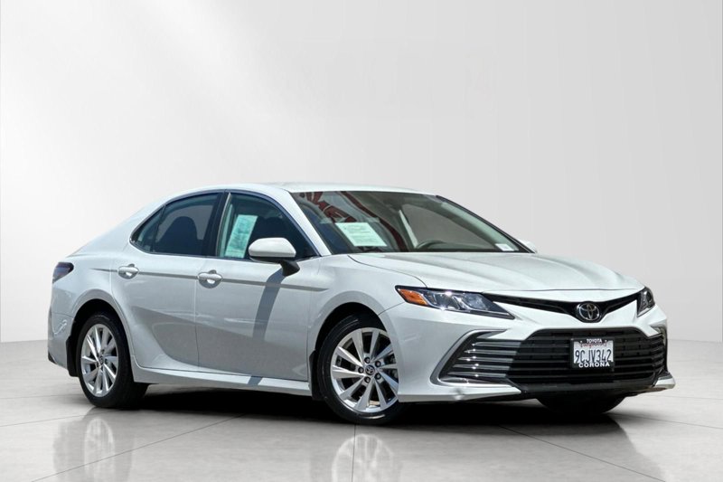 Used 2022 Toyota Camry LE image 1