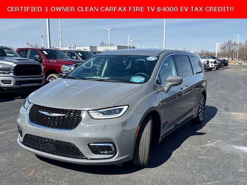 Certified 2022 Chrysler Pacifica Touring-L image 1