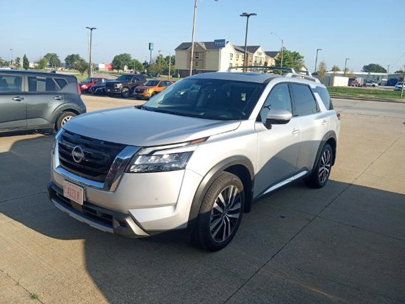 Certified 2025 Nissan Pathfinder Platinum image 1