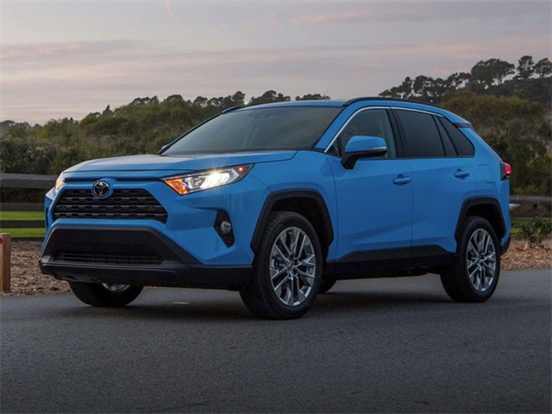 Used 2020 Toyota RAV4 LE image 1