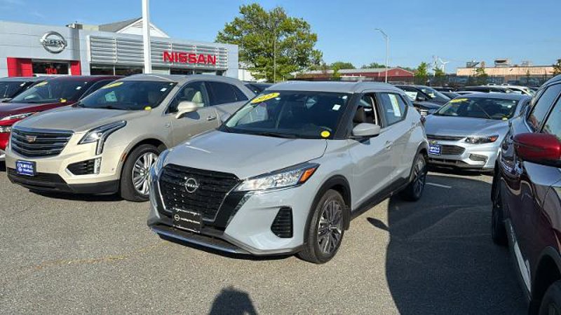 Certified 2022 Nissan Kicks SV image 1