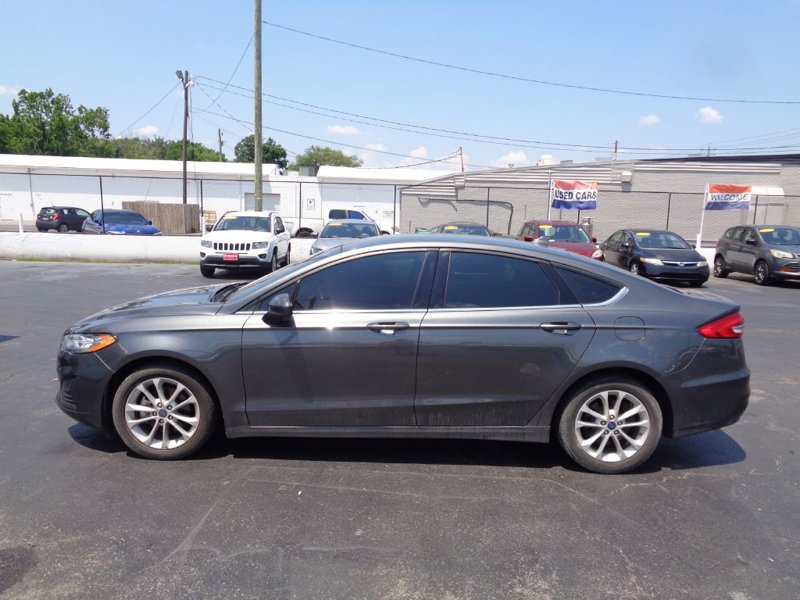 Used 2020 Ford Fusion SE image 1